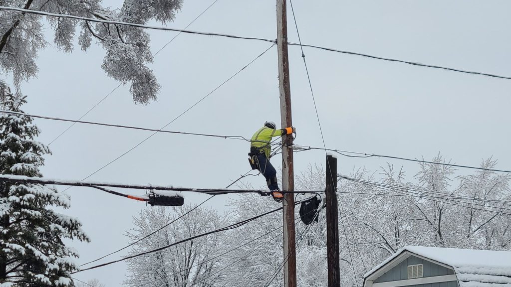 I M Crews Helping Restore Power In Storm Ravaged West Virginia 95 3 MNC